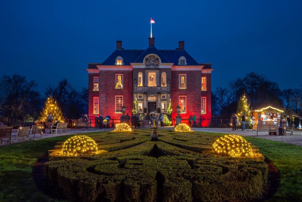 Verlicht kasteel Middachten tijdens de kerstopenstelling